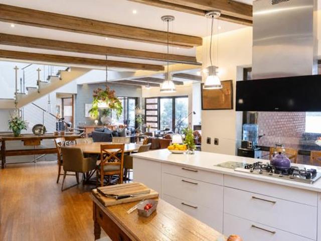 4 Bedroom House in Kosmos