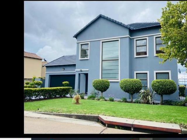 4 Bedroom House in Kosmosdal