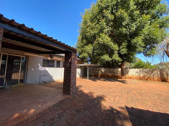 4 Bedroom House in Kameeldoringpark