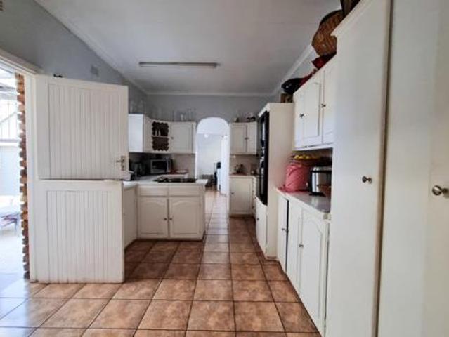 4 Bedroom House in Kanonkop