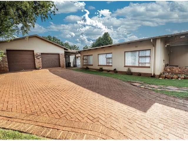 4 Bedroom House in Kanonkop