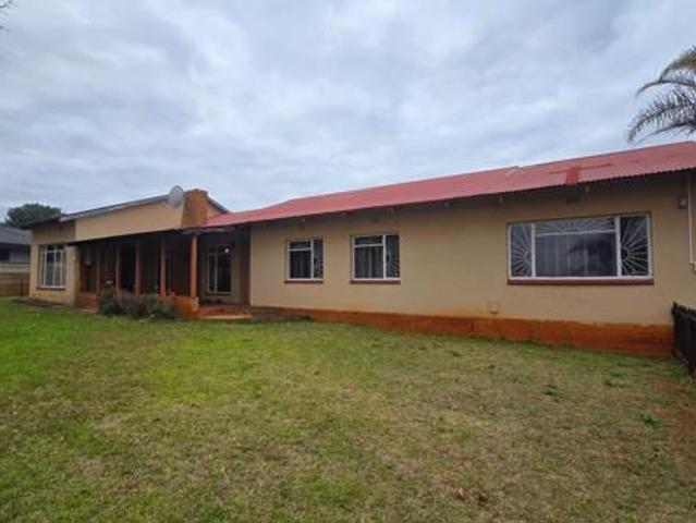 4 Bedroom House in Kanonkop