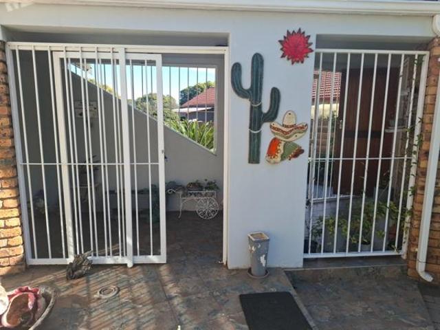 4 Bedroom House in Kanonkop