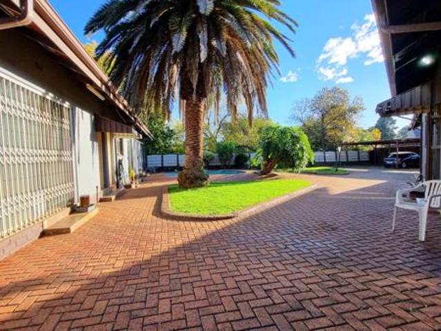 4 Bedroom House in Kanonkop