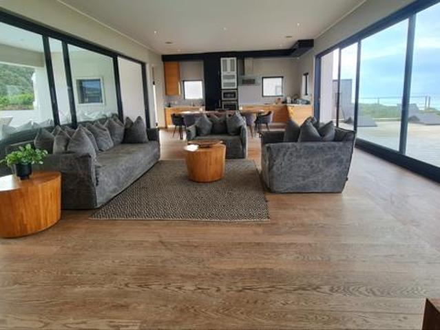 4 Bedroom House in Keurboomstrand