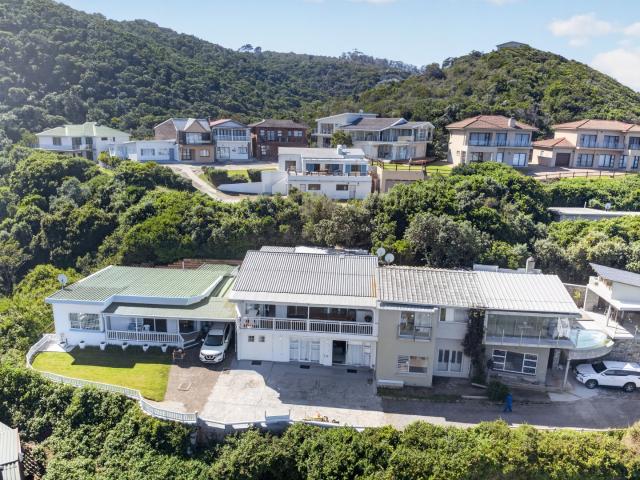 4 Bedroom House in Keurboomstrand