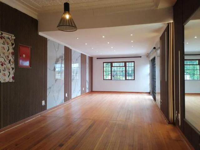 4 Bedroom House in Kensington
