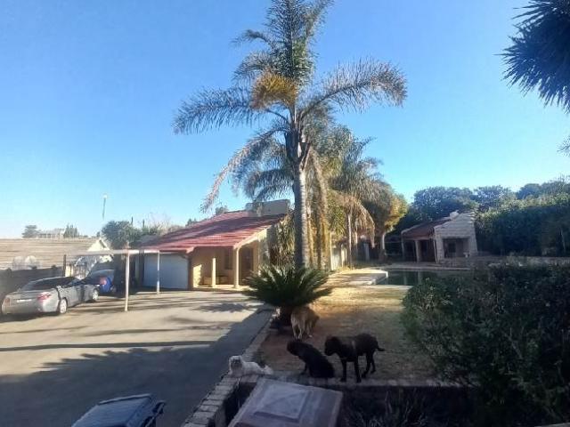 4 Bedroom House in Kensington B