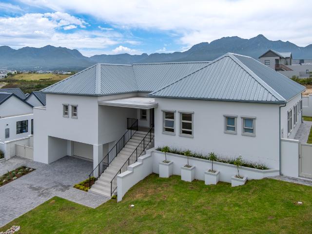 4 Bedroom House in Kingswood Golf Estate