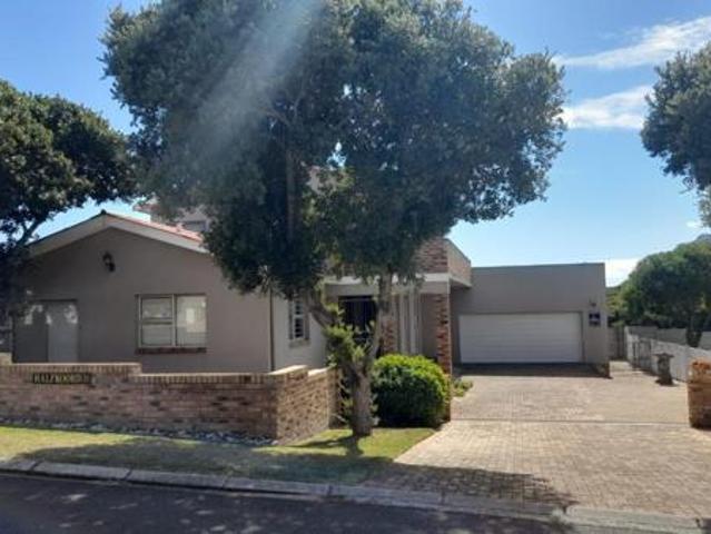 4 Bedroom House in Kleinbaai