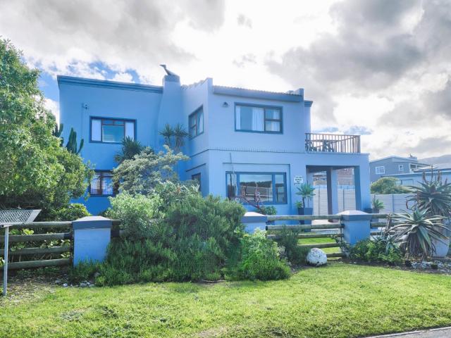 4 Bedroom House in Kleinbaai