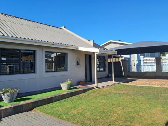 4 Bedroom House in Kleinbaai