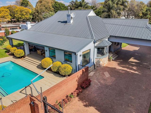 4 Bedroom House in Klippoortjie