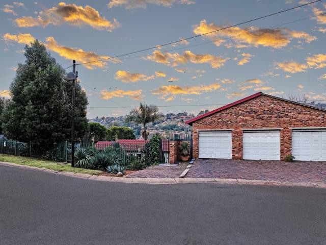 4 Bedroom House in Kloofendal