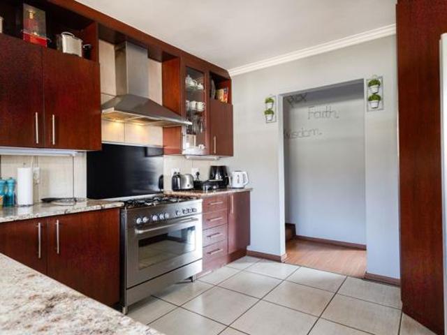 4 Bedroom House in Kloofendal