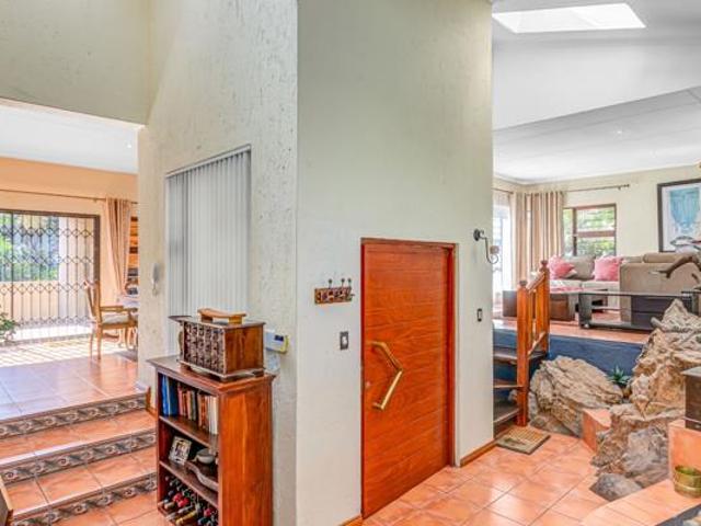 4 Bedroom House in Kloofendal