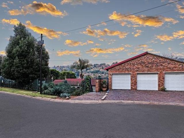 4 Bedroom House in Kloofendal