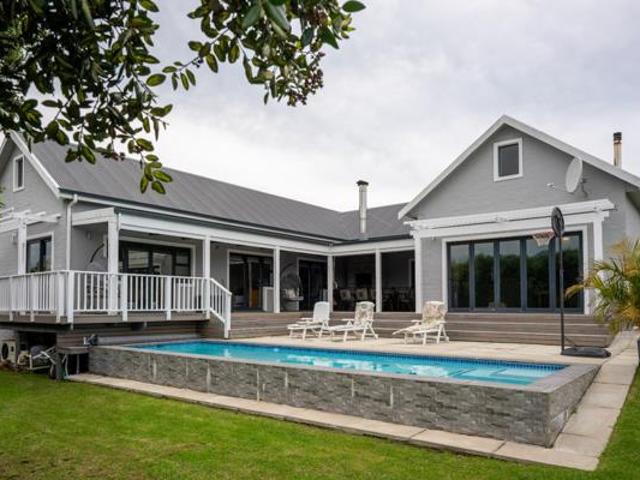 4 Bedroom House in Kraaibosch