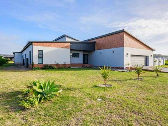 4 Bedroom House in Kragga Kamma