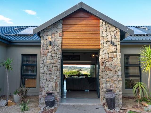 4 Bedroom House in Kragga Kamma