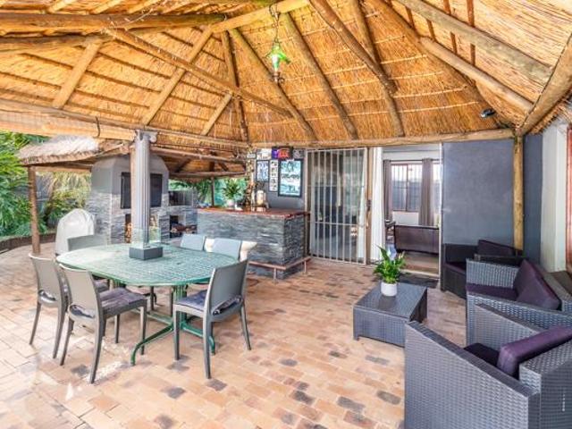 4 Bedroom House in Hoheizen