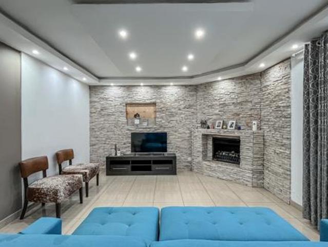 4 Bedroom House in Hayfields