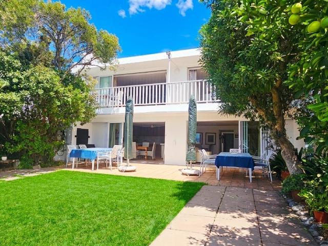 4 Bedroom House in Hannasbaai