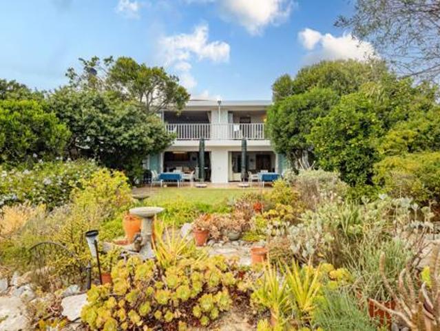 4 Bedroom House in Hannasbaai