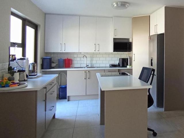 4 Bedroom House in Hartbeespoort