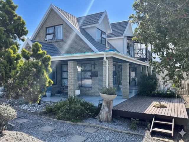 4 Bedroom House in Hartenbos Heuwels
