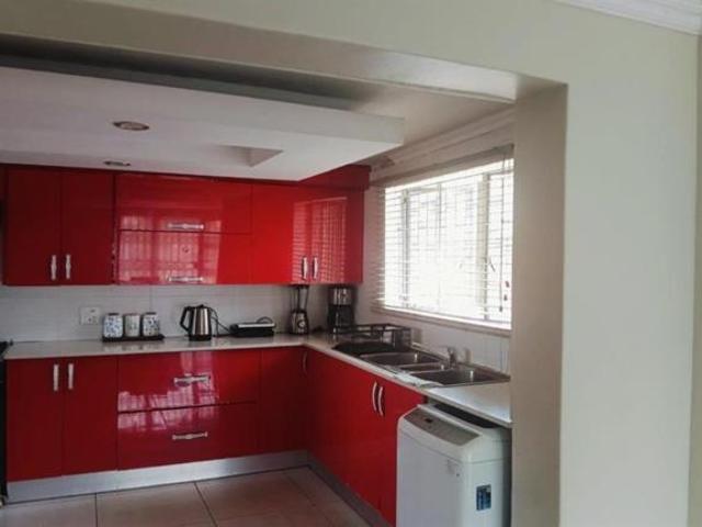 4 Bedroom House in Heuweloord