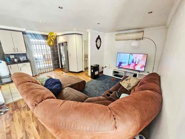 4 Bedroom House in Heuweloord