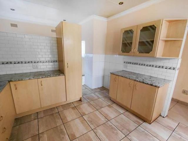 4 Bedroom House in Helderkruin