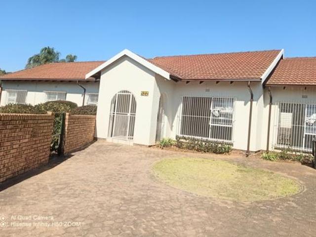 4 Bedroom House in Helderkruin