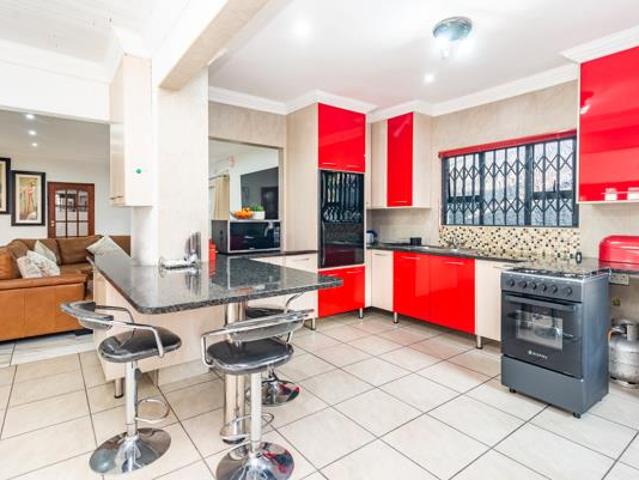 4 Bedroom House in Helderkruin