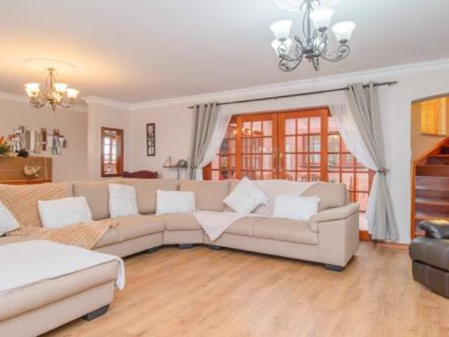 4 Bedroom House in Helderkruin