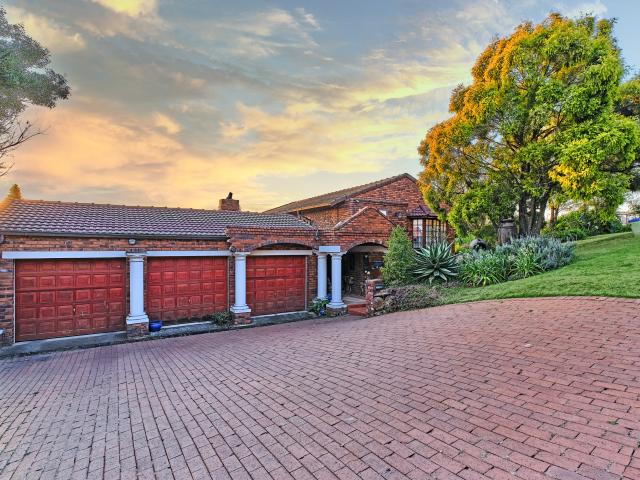 4 Bedroom House in Helderkruin