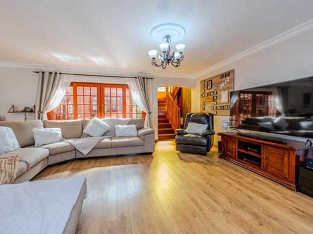 4 Bedroom House in Helderkruin