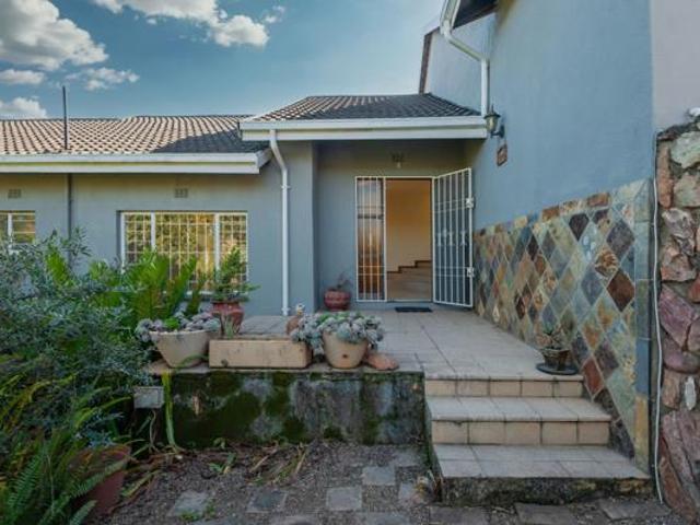 4 Bedroom House in Helderkruin