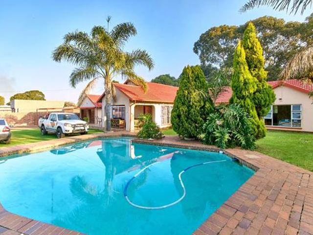 4 Bedroom House in Helderkruin