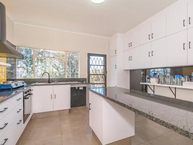 4 Bedroom House in Helderkruin