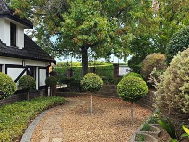 4 Bedroom House in Helderrant