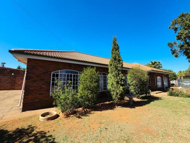 4 Bedroom House in Helikon Park