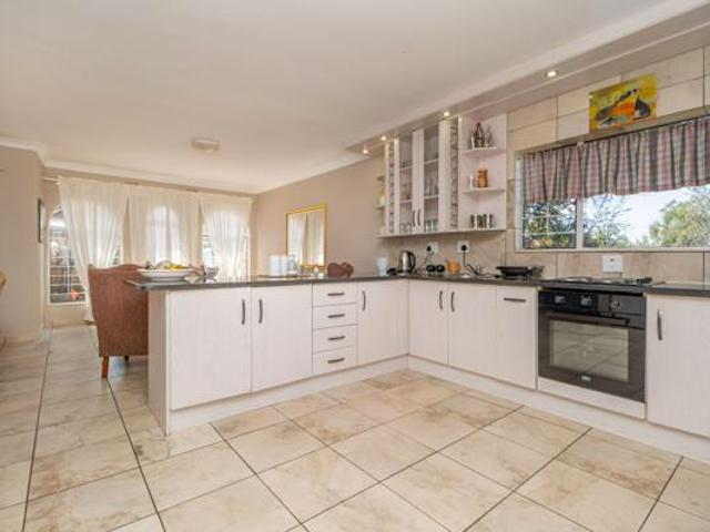 4 Bedroom House in Helikon Park