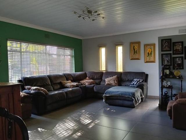 4 Bedroom House in Helikon Park