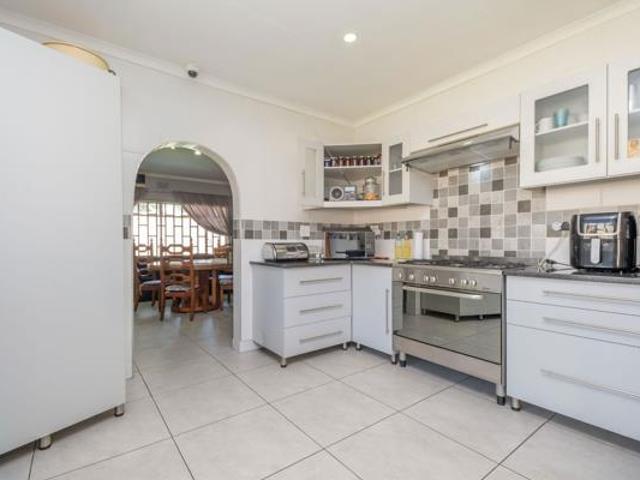 4 Bedroom House in Helikon Park