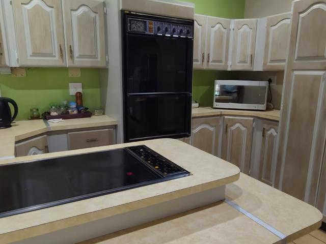 4 Bedroom House in Helikonpark