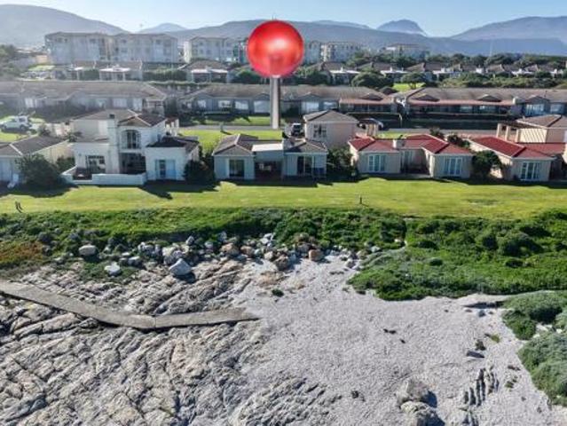 4 Bedroom House in Hermanus Beach Club
