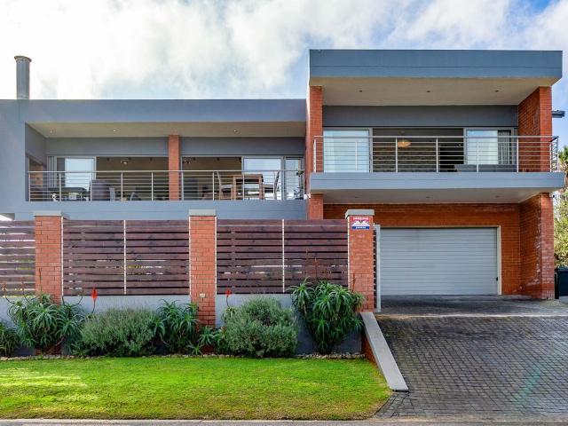4 Bedroom House in Hersham