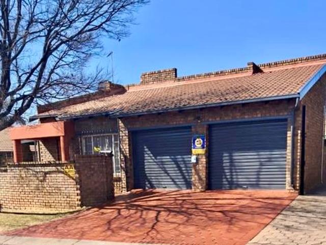 4 Bedroom House in Highveld